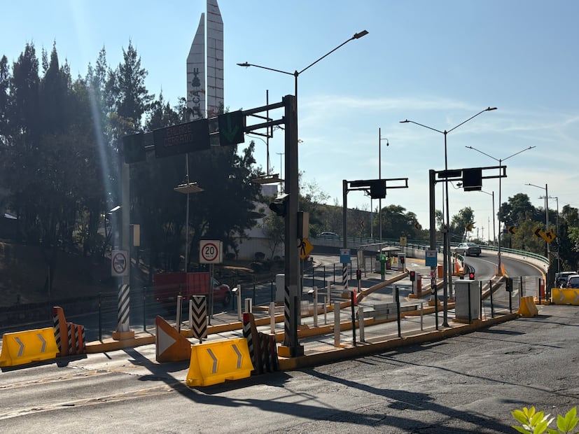 En el acceso de Gustavo Baz (sentido sur a norte) ya fue instalado el sistema ponchallantas, pero permanece inoperable, permitiendo la evasión del peaje, lo que pone en riesgo al personal. Foto Arturo Contreras / El Universal