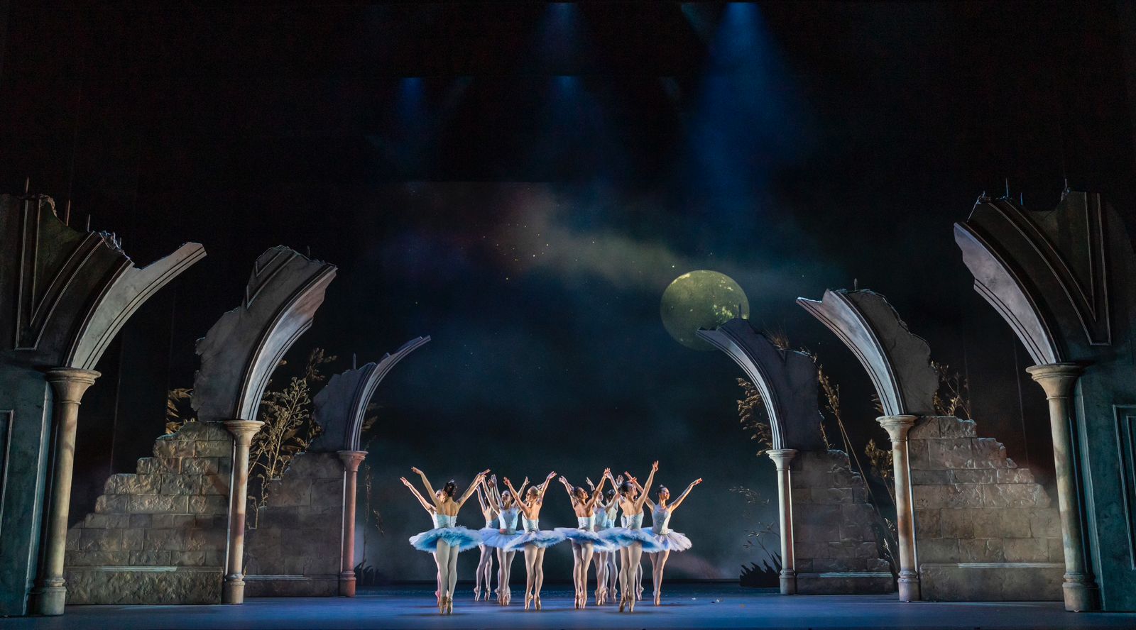 La puesta en escena cuenta con un equipo de reconocidos artistas, incluyendo a Tom Pye en escenografía, Alexandra Byrne en vestuario y David Finn en iluminación, entre otros. Foto Especial