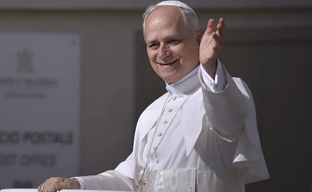 El Papa León XIV recorre la plaza de San Pedro en Papamóvil por primera vez antes de la misa de inicio de su Pontificado, a 17 de mayo de 2025, en Ciudad del Vaticano. Con esta ceremonia se marca el inicio del ministerio petrino del estadounidense. Foto: Europa Press