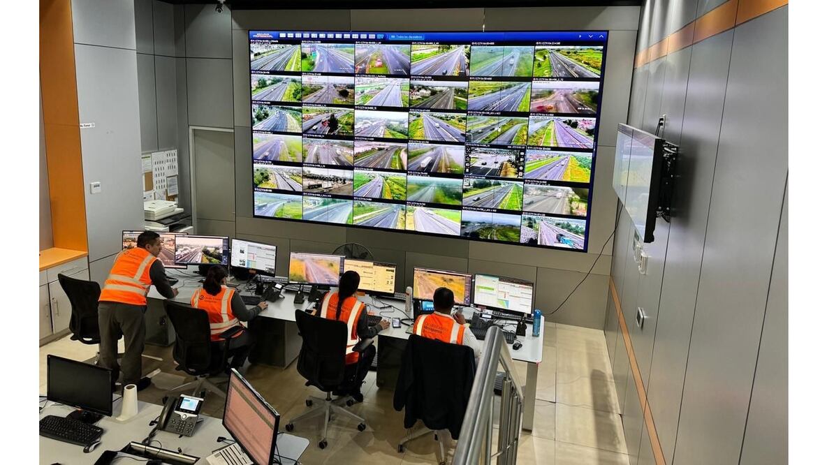 El titular de la Semov, Daniel Sibaja González, informó que la figura de supervisor exterior se implementó por vez primera en la actual administración para transparentar la infraestructura carretera. Foto: Especial