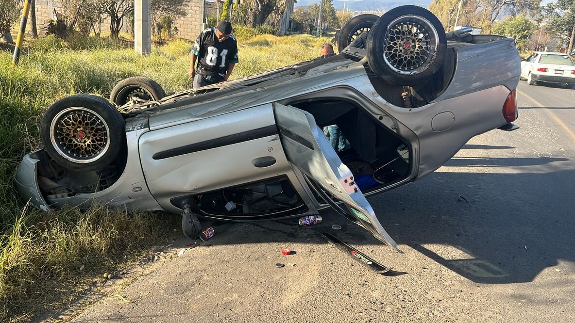 Una de las unidades implicadas en el accidente quedo volteada. Foto Especial