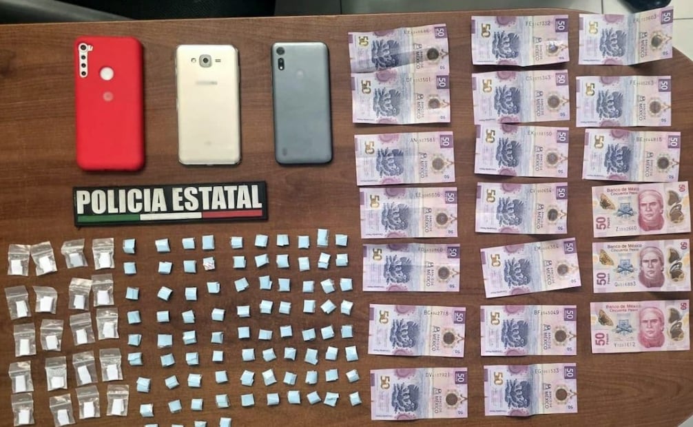 Imagen de lo asegurado, que incluyen decenas de envoltorios con sustancias prohibidas y una motocicleta. Foto Especial