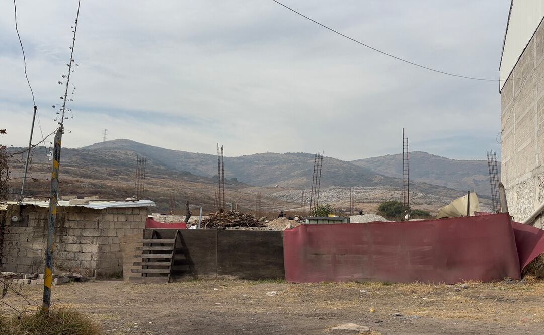 Tras el incendio hace casi 2 años, el basurero fue cerrado, sin embargo, hay escurrimiento de lixiviados que podrían llegar a los mantos acuíferos. Foto: Arturo Contreras / EL UNIVERSAL Edomex