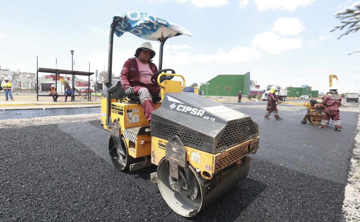 María Concepción Camacho es parte del equipo de bacheo en Toluca desde hace dos años. Foto: Alejandro Vargas / El Universal Estado de México
