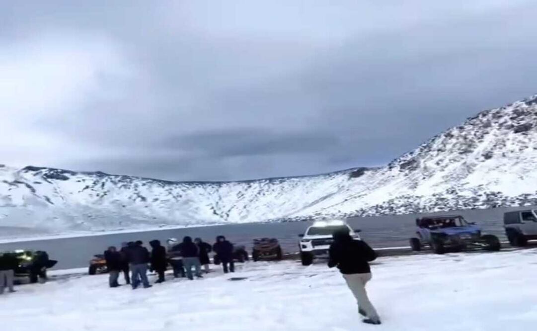 Un grupo de personas con vehículos tipo razer y camionetas se reunieron en la zona de las lagunas. Foto: Captura de pantalla