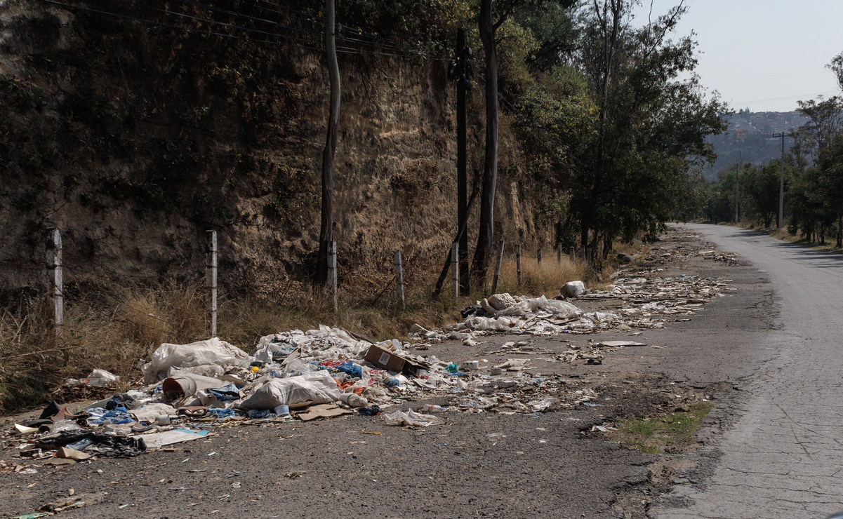 El camino a Los Cipreses es actualmente un vertedero de cascajo, lleno de baches y grandes hoyos donde caben autos completos. Foto: Yaretzy M. Osnaya / EL UNIVERSAL