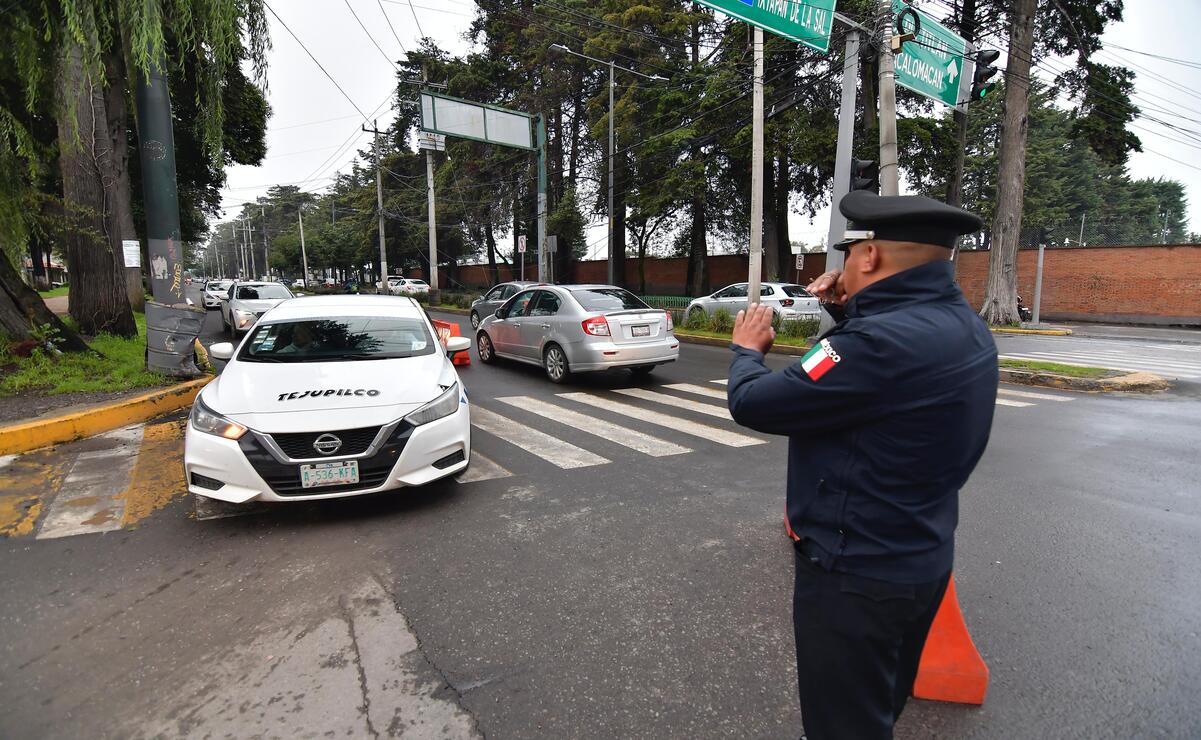 Un operativo de elementos de tránsito y motociclistas está encargado de dar agilidad en el carril reversible. Foto: Arturo Hernández.