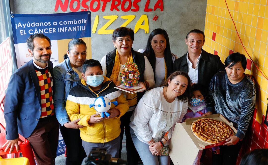 El precio de la “Pizza de Boneles” es de 149 pesos y las ganancias recaudadas serán donadas a la AMANC. Foto: Arturo Hernández / El Universal Estado de México