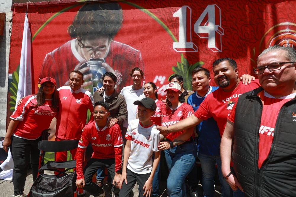 Se plasmó la imagen de Marcel Ruíz besando el trofeo / Foto: Alejandro Vargas