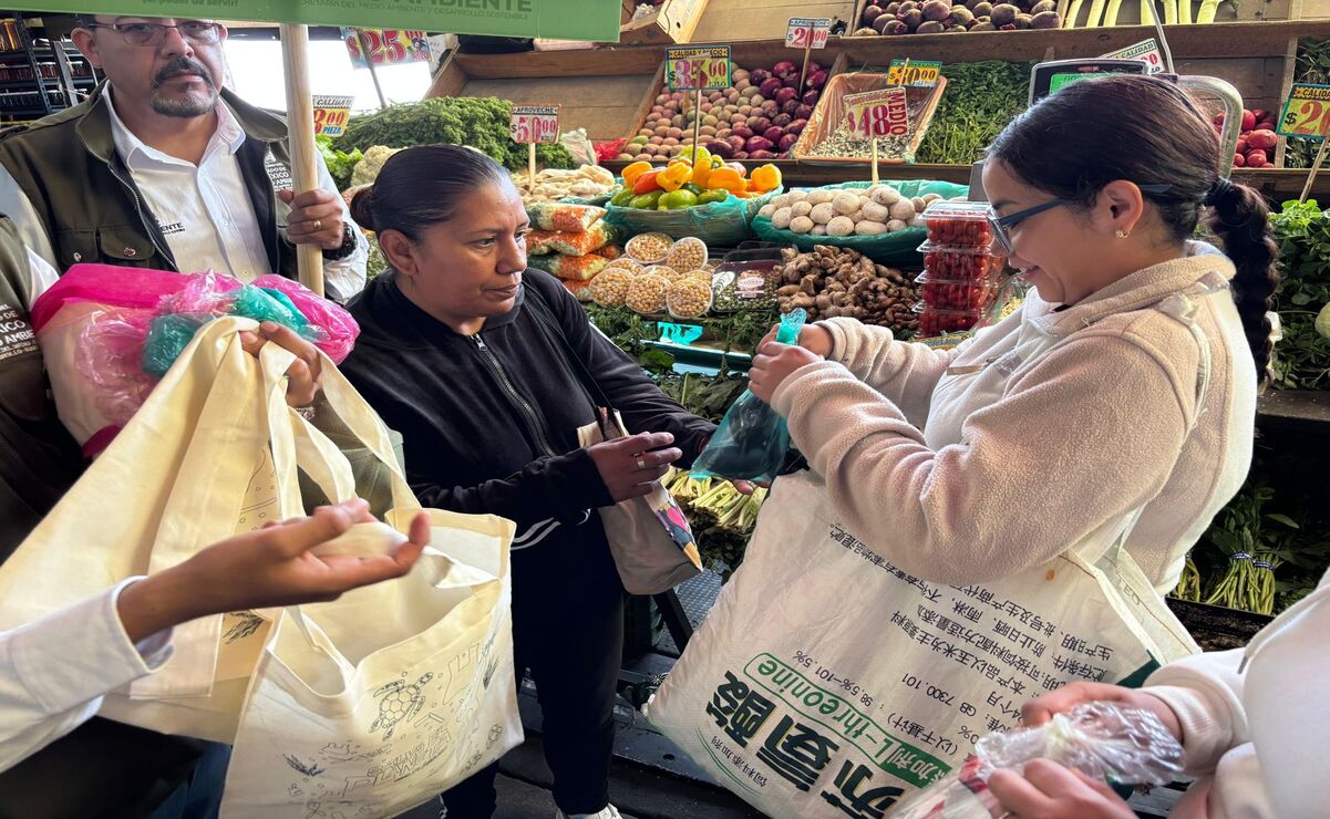 Edomex contra el plástico: Intercambian más de 3 mil bolsas en Central de Abasto de Ecatepec