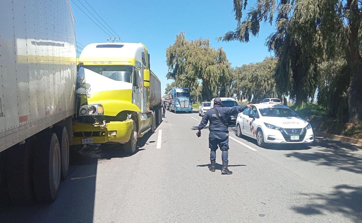 Impactante choque entre dos tráileres en la Toluca-Tenango del Valle