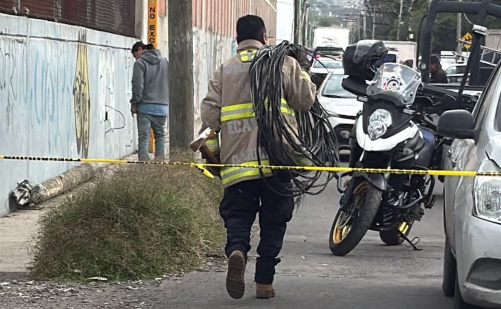 Elementos de Protección Civil y Bomberos de Ecatepec acordonaron de inmediato el perímetro para evitar riesgos a transeúntes y automovilistas. Foto Especial
