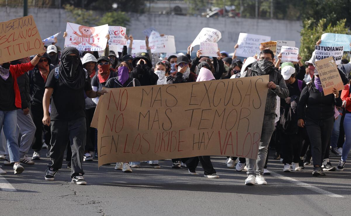 Estudiantes de la Facultad de Contaduría y Administración de la UAEMéx realizaron una marcha pacífica con el objetivo de exigir la entrega de las instalaciones. Foto: Arturo Hernández / El UNIVERSAL Estado de México
