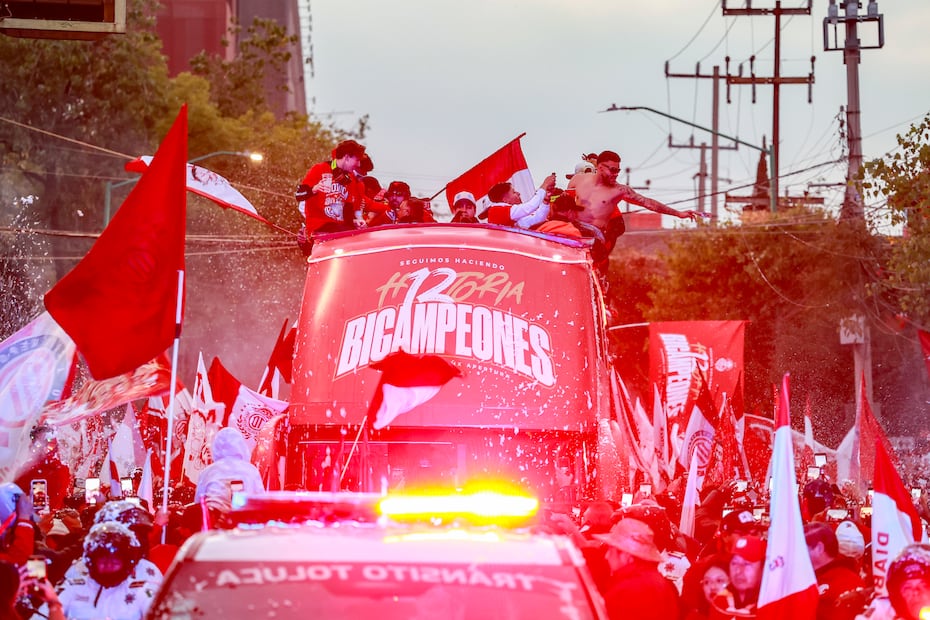 La afición se volcó a las calles para acompañar el desfile de los Diablos Rojos desde el Nemesio Díez hasta la Glorieta del Águila. Foto Alejandro Vargas / El Universal