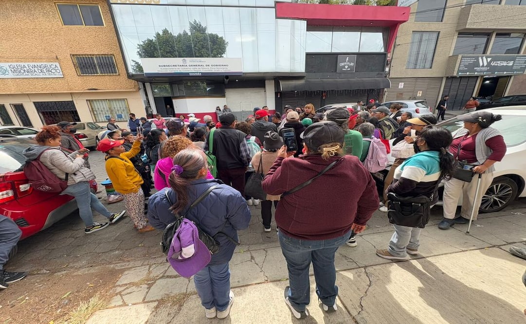 Un grupo de vecinos de Tultitlán se reunió en el edificio de la Dirección General de Gobierno del Edomex para presionar a las autoridades. Foto: Arturo Contreras