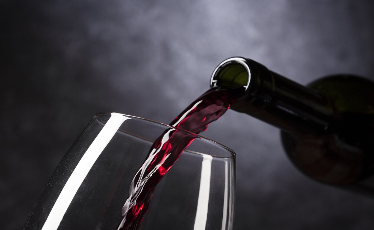 El consumo excesivo de bebidas embriagantes  puede provocar el incremento de 2 a 5 kilos en una persona. Foto: Especial