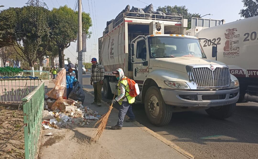 La basura y desechos dejados por los peregrinos en Ecatepec sumaron un total de 112 toneladas, que fueron recolectadas por los trabajadores del ayuntamiento en solo unas horas / Foto: Especial
