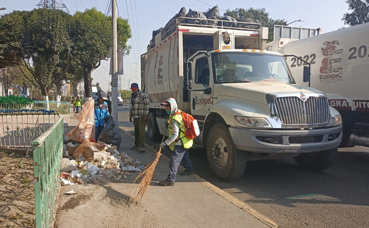 La basura y desechos dejados por los peregrinos en Ecatepec sumaron un total de 112 toneladas, que fueron recolectadas por los trabajadores del ayuntamiento en solo unas horas / Foto: Especial