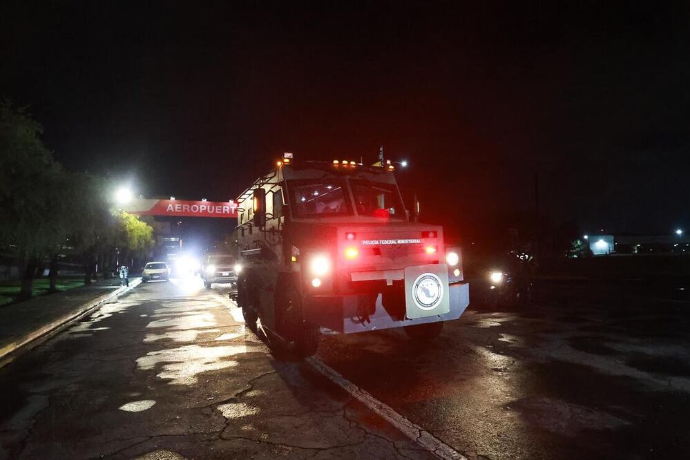 A las 21:15 de la noche salió del Aeropuerto Internacional de Toluca hacia el Altiplano, en Almoloya de Juárez/ Foto Alejandro Vargas EL UNIVERSAL