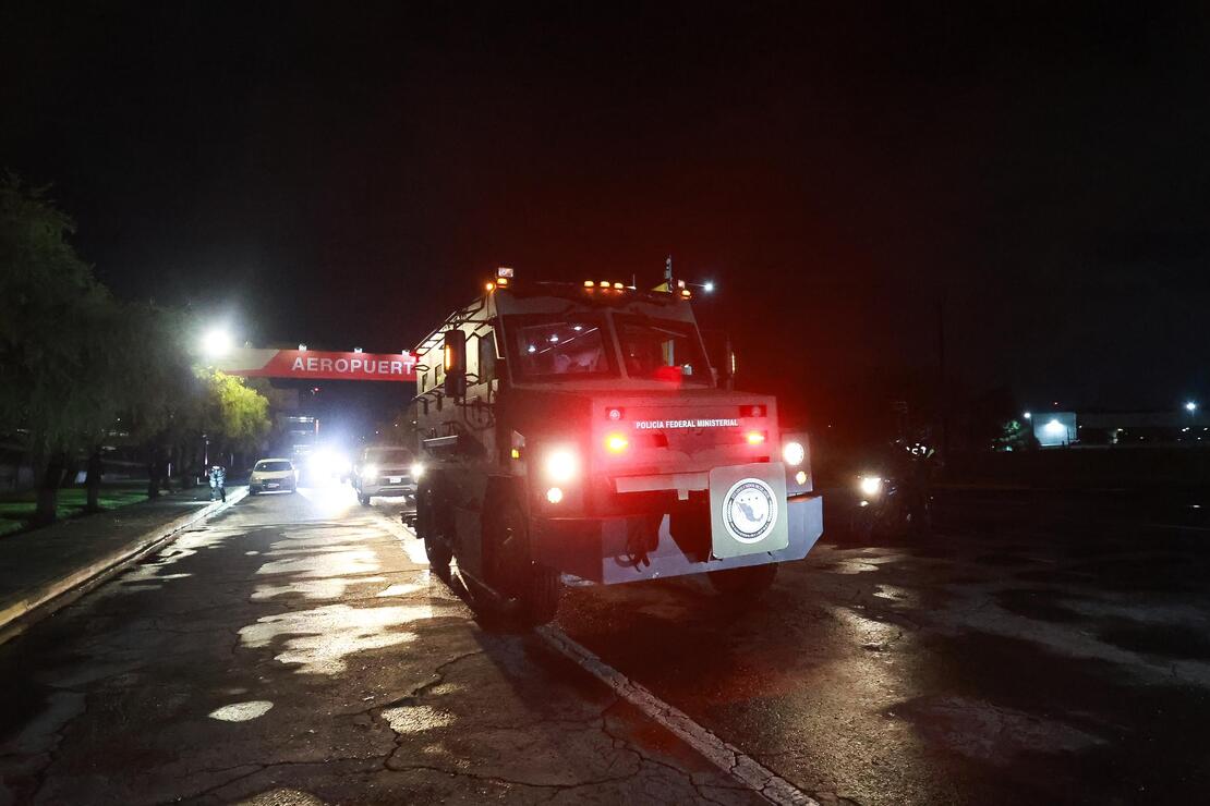A las 21:15 de la noche salió del Aeropuerto Internacional de Toluca hacia el Altiplano, en Almoloya de Juárez/ Foto Alejandro Vargas EL UNIVERSAL