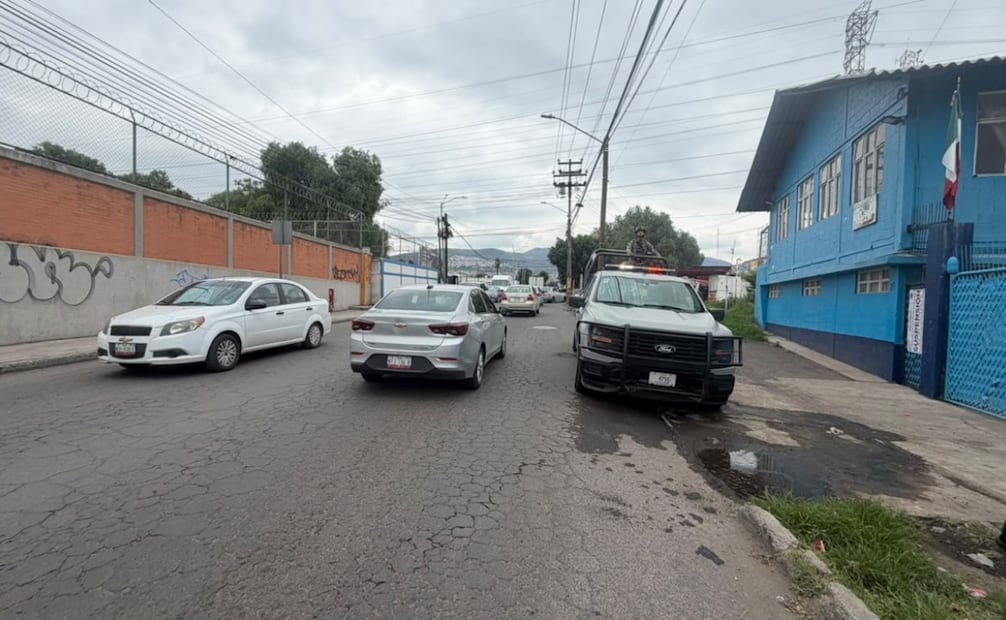 Elementos de Protección Civil y Bomberos de Ecatepec acudieron con prontitud para controlar la liberación del químico. Foto Especial