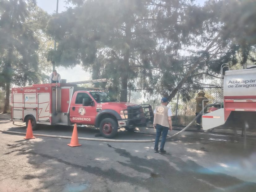 Elementos de Protección Civil y Bomberos de Atizapán trabajan en la contención del fuego cerca de zonas habitacionales en Hogares Atizapán. Foto Especial