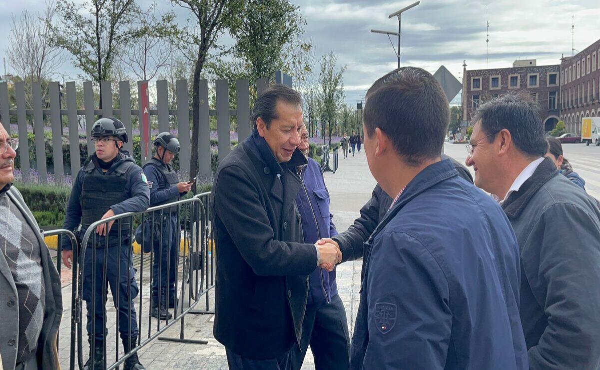 Fue alrededor de las 11:00 horas cuando de manera dispersa los líderes salieron sin dar alguna declaración / Foto Alma Rodríguez