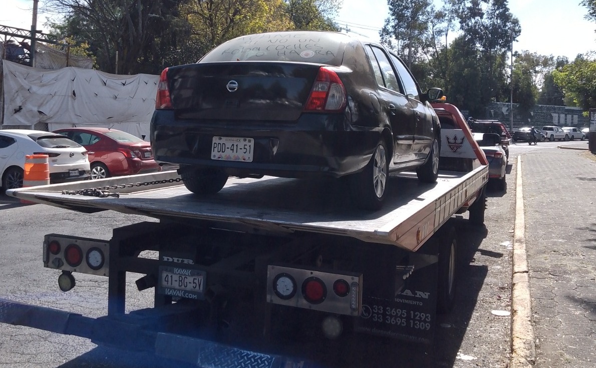 La presencia de este depósito vehicular clandestino genera inseguridad y fomenta la corrupción entre autoridades y operadores de grúas. Foto Rebeca Jiménez 