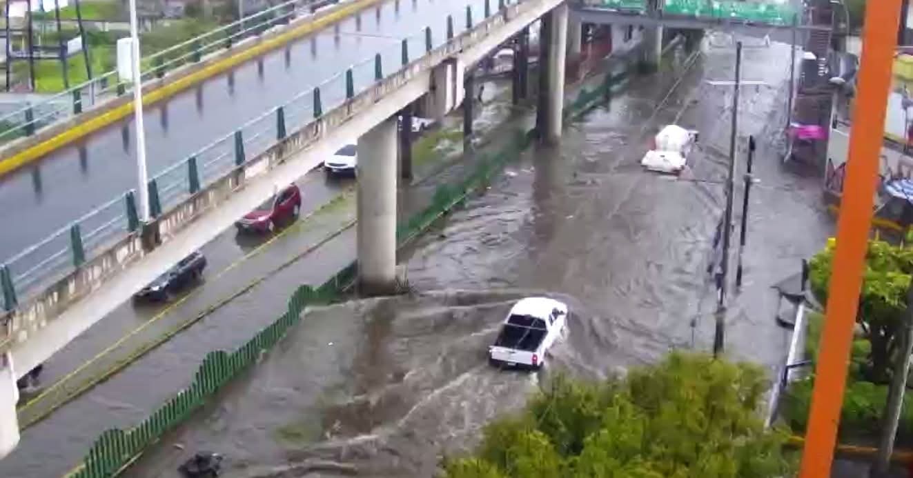 Fuertes lluvias provocan encharcamientos y caos vial en Coacalco y zonas vecinas