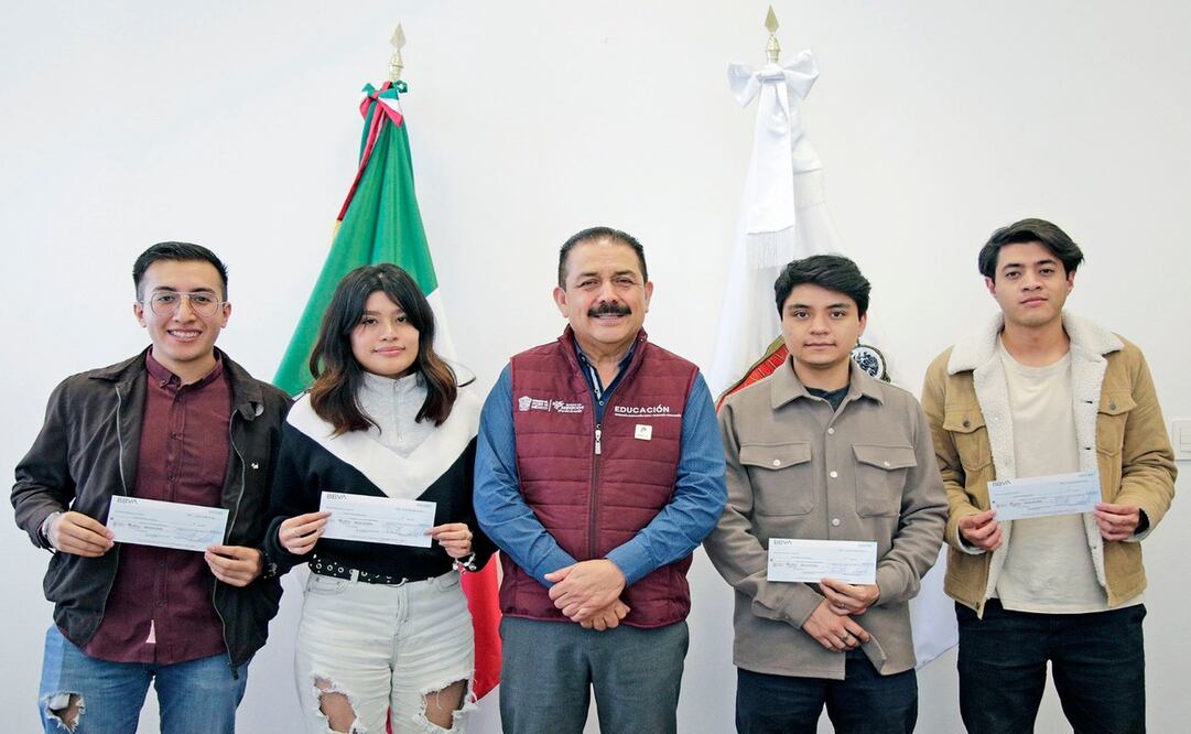 SECTI apoyos económicos por 25 mil pesos a cuatro alumnos Foto: Especial.