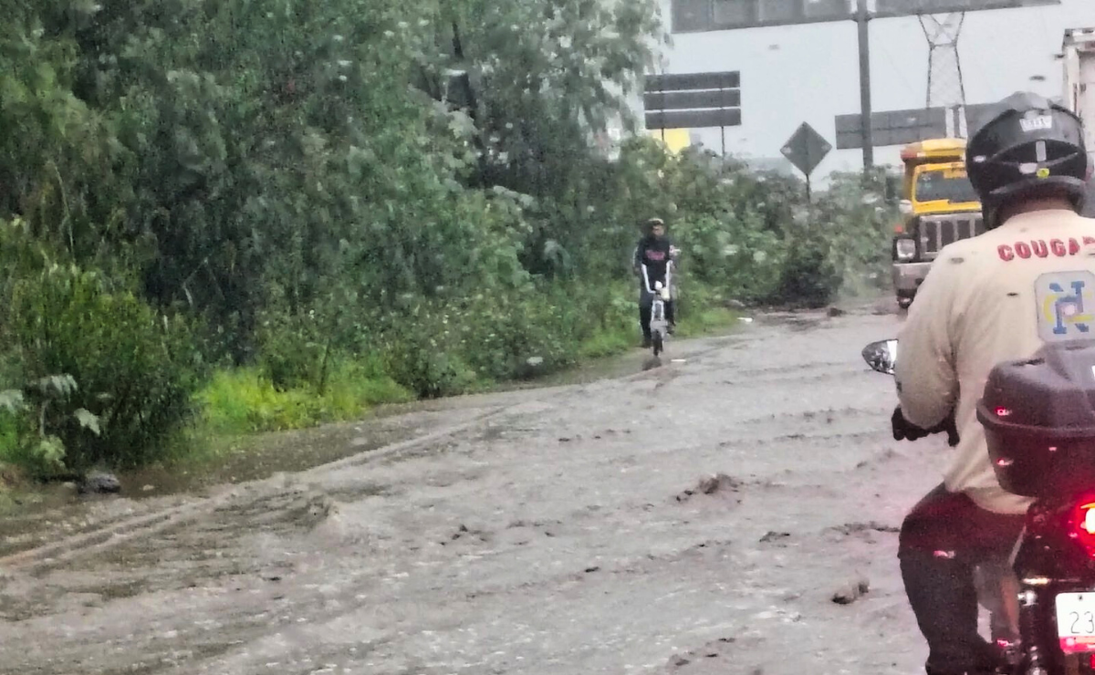 ¡VIDEO: ¡Caos vial en Tultitlan! lluvia vuelve lenta la López Portillo y genera encharcamientos