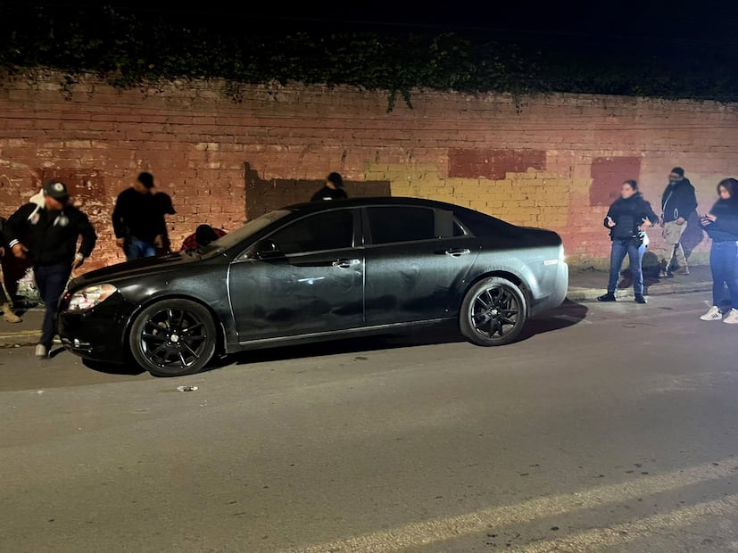 Los detenidos, junto con los automotores y posible droga asegurada, fueron presentados ante la Agencia del Ministerio Público. Foto: especial