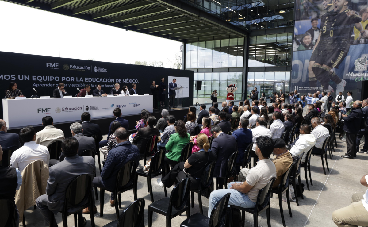 Con el "balón azul" como insignia, la Liga MX se suma a la alfabetización: Jugadores y jugadoras serán embajadores de esta noble causa que busca que México alcance estándares internacionales en educación para 2026. Foto: Arturo Hernández