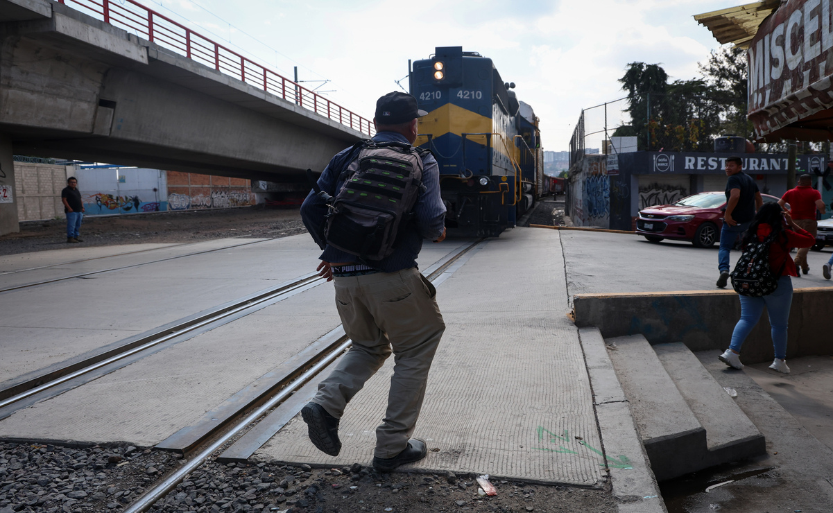 Cuando el tren se aproxima muchos optan por intentar cruzar antes de que llegue / Foto: Luis Camacho