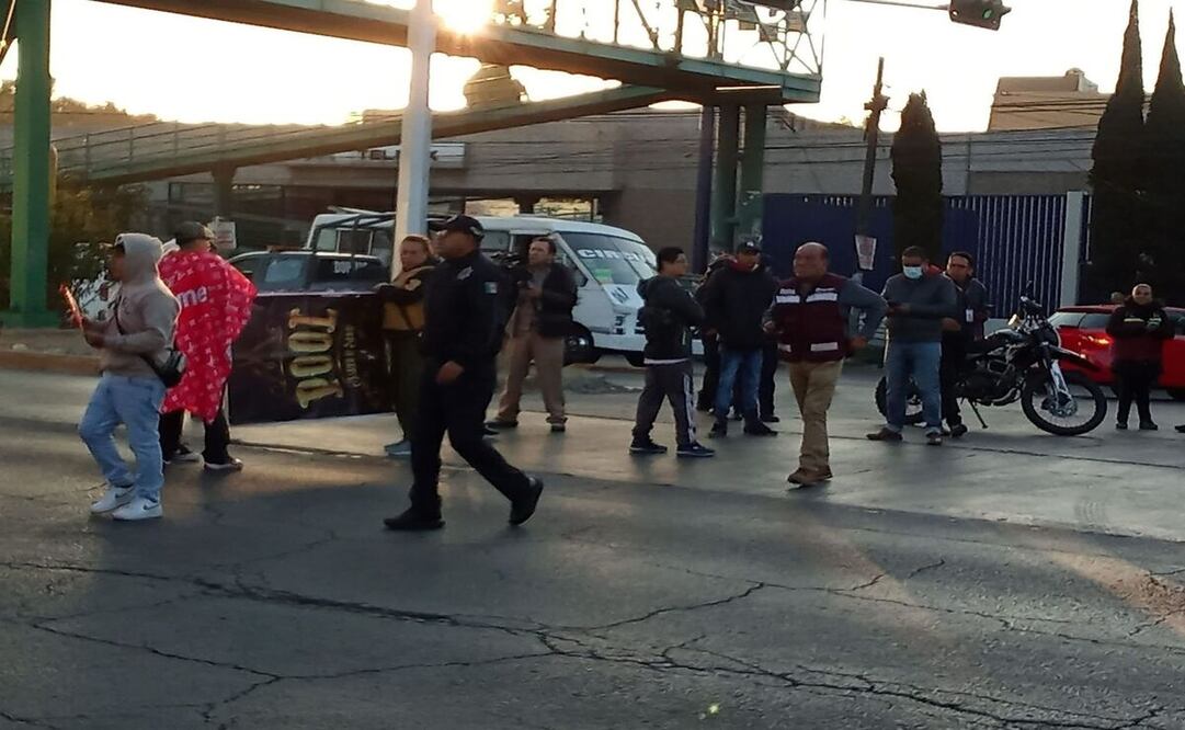 Propietarios y empleados de barberías, así como de estéticas realizaron un bloqueo de casi dos horas en la Vía Morelos / Foto Especial