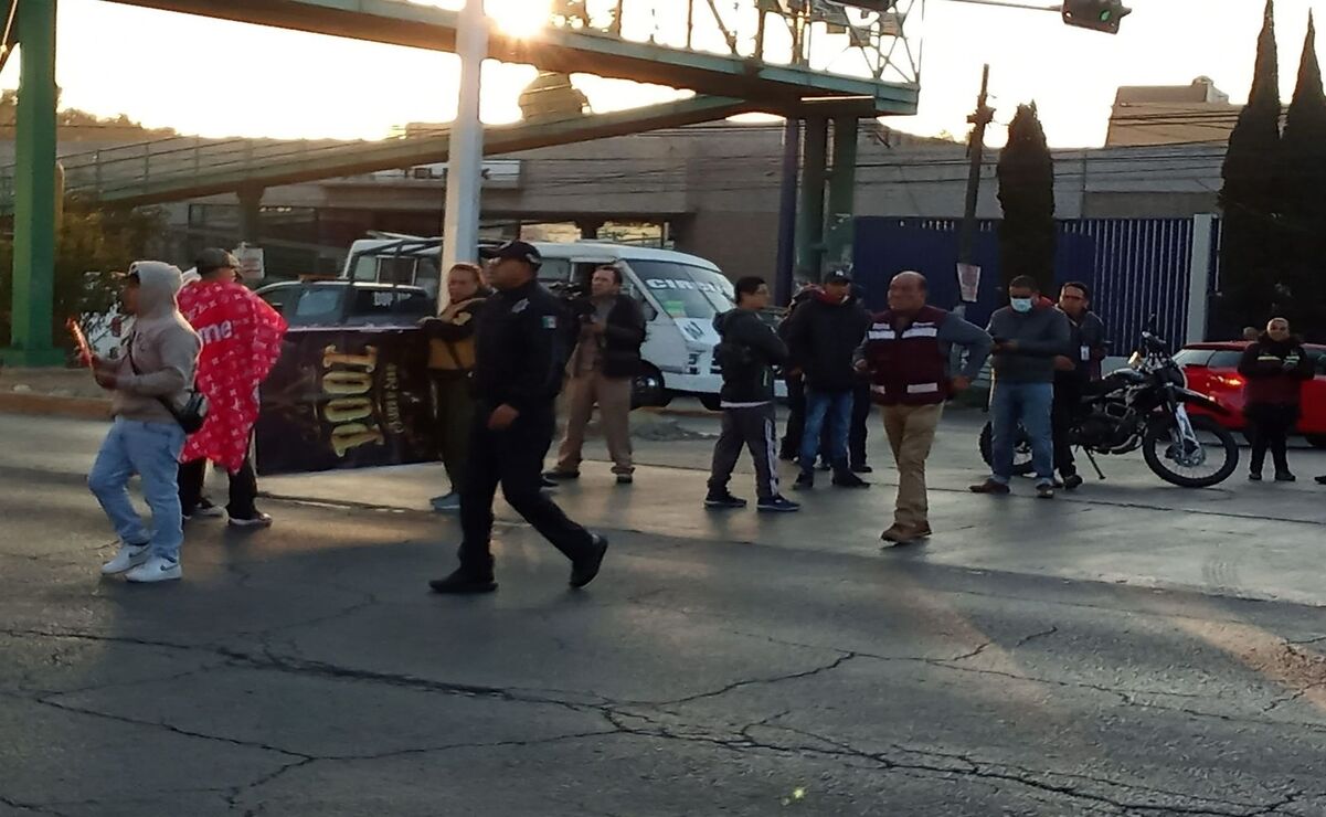 Propietarios y empleados de barberías y estéticas bloquean Vía Morelos en Ecatepec durante casi dos horas