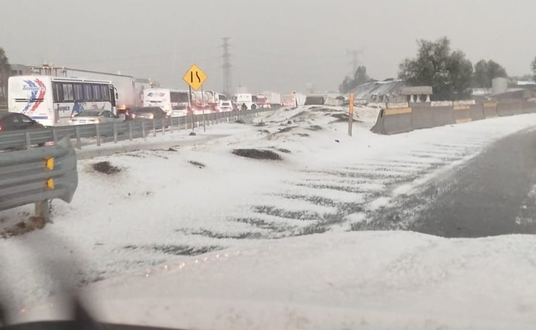 El tramo hacia el AIFA en la autopista México-Pachuca se convirtió en una trampa de hielo para los automovilistas. Foto Especial