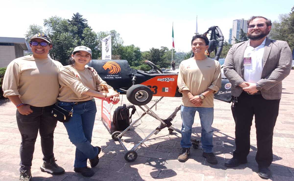 Estudiantes de las carreras de Ingeniería Mecatrónica y Biomedicina perfeccionan el vehículo eléctrico / Foto: Rebeca Jiménez