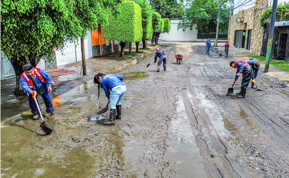Personal de la Comisión del Agua del Estado de México mantiene labores de atención a las afectaciones provocadas por las lluvias. Foto especial