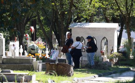 El ritual comienza en Edomex: Familias limpian y adornan tumbas previo al Día de Muertos