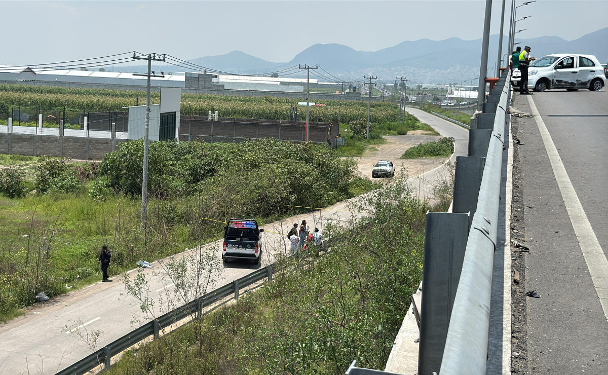 Un joven motociclista que se dirigía a su trabajo falleció tras ser proyectado de un puente en un choque múltiple en la carretera a Tonanitla. Foto: Especial