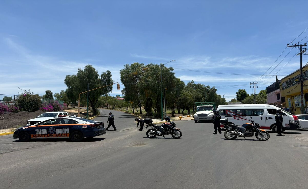 El paso en la vialidad se encuentra cerrado a la altura de la entrada a la colonia Atlanta. Foto: Arturo Contreras / El Universal Estado de México