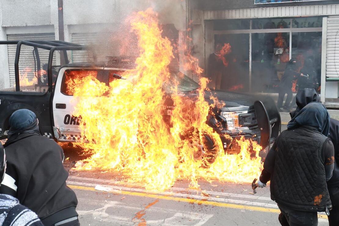 Saldo violento en Toluca: Marcha del 2 de octubre deja patrulla incendiada, 5 lesionados y varios detenidos