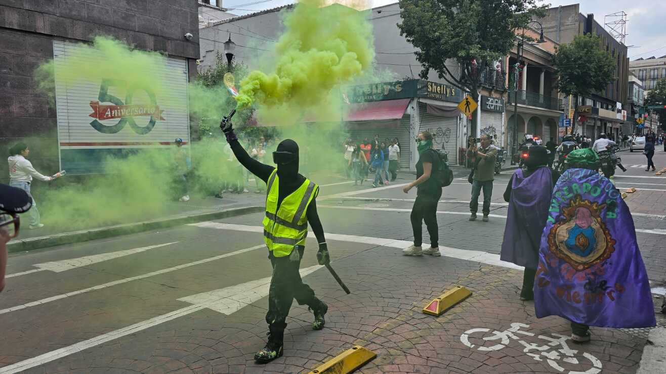 En el marco del 28S Día de Acción Global por el aborto legal, seguro y accesible, mujeres feministas marcharon en la capital mexiquense para exigir que se concreten las leyes secundarias y puedan acceder a la interrupción legal del embarazo / Foto: Alma Rodríguez EL UNIVERSAL EDOMEX