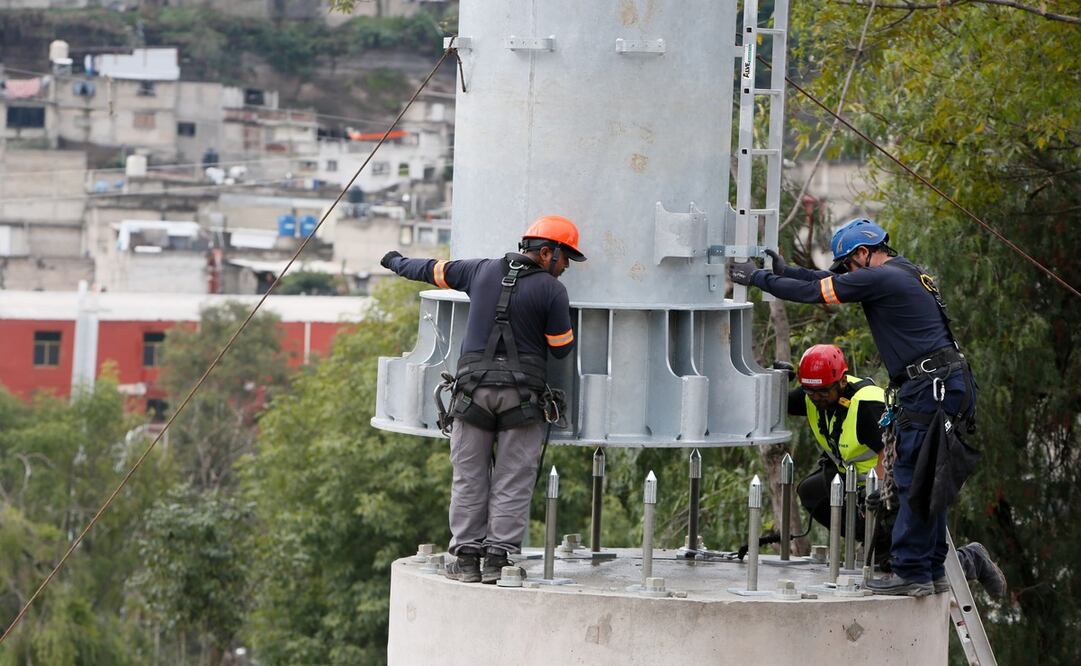 Instalación de postes que formarán parte de los cimientos de la Línea 3 del Mexicable / Foto Darío Luna
