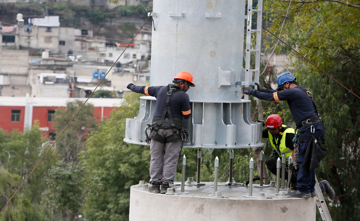 Instalación de postes que formarán parte de los cimientos de la Línea 3 del Mexicable / Foto Darío Luna