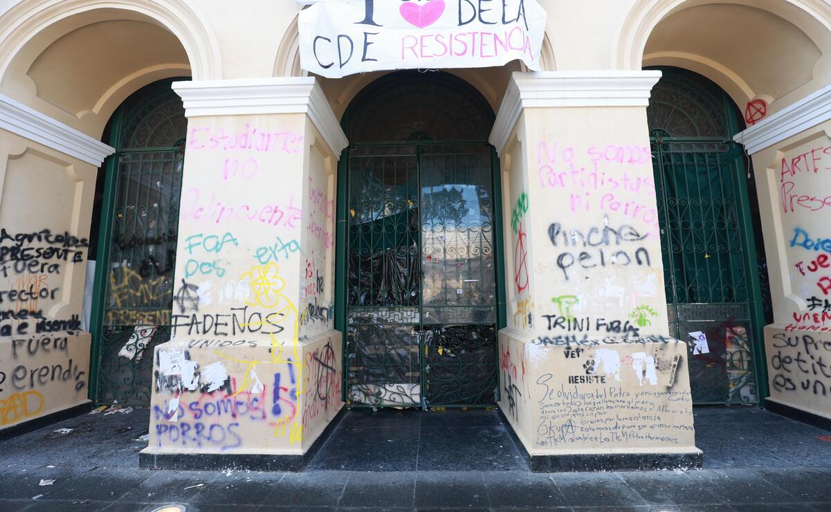 Destaca la ruptura de vidrios en ventanales, presencia de humedad y filtraciones en muros y torreones / Foto Alejandro Vargas