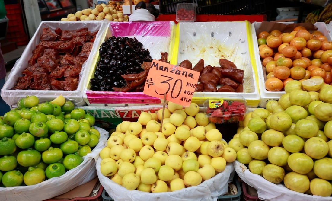 La manzana y la mandarina, frutas esenciales para las ofrendas, han incrementado sus precios. Foto: Alejandro Vargas.