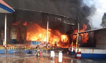 Incendio de empresa causa movilización de bomberos en Tianguistenco