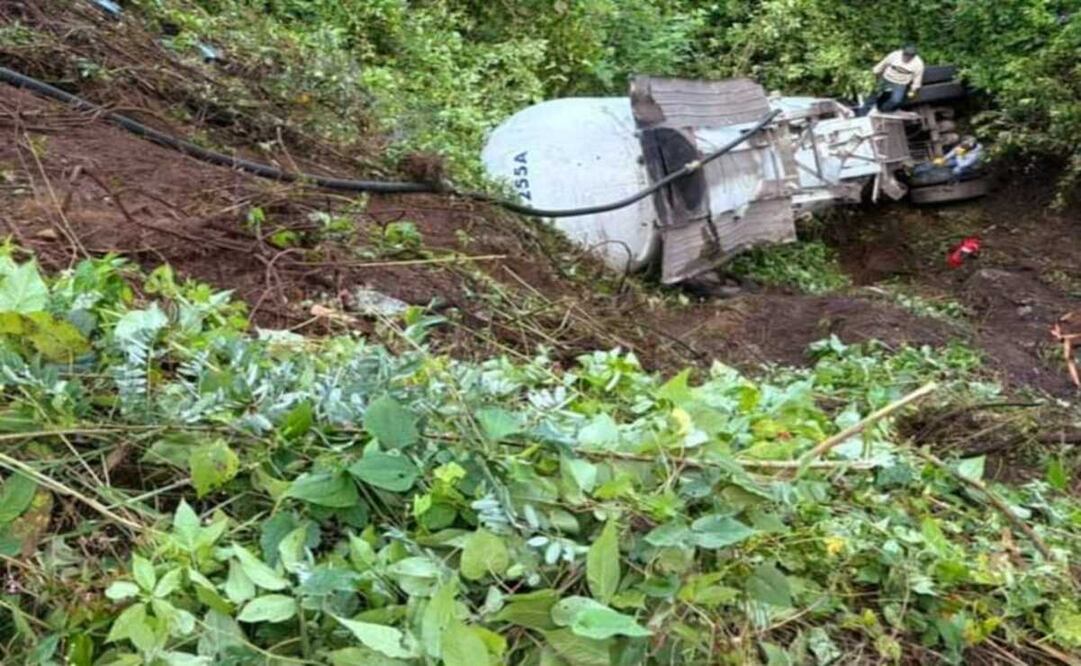 Una pipa de gas LP se volcó en el paraje El puerto, en la carretera hacia Tejupilco. Foto: Especial.